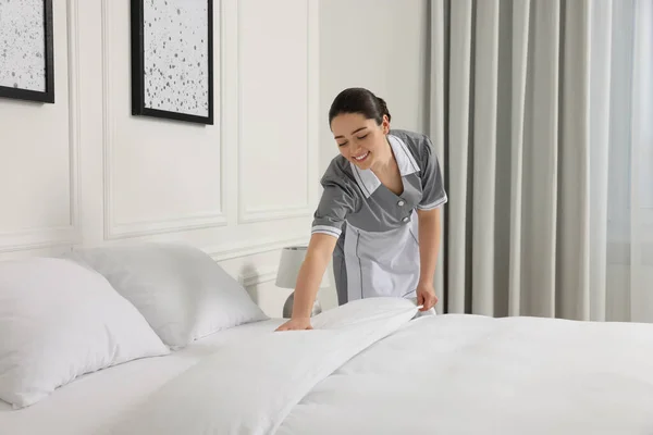 Jonge Meid Maken Bed Hotelkamer — Stockfoto