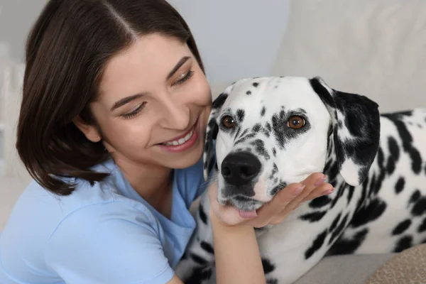 Mooie Vrouw Met Haar Schattige Dalmatische Hond Binnen Heerlijk Huisdier — Stockfoto