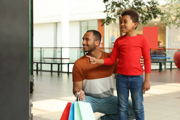 Shopping Famille Père Fils Heureux Avec Des Sacs Colorés Dans — Photo