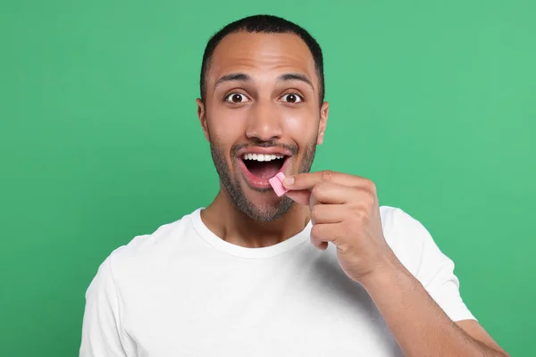 Portrét Vzrušeného Mladého Muže Žvýkačkou Zeleném Pozadí — Stock fotografie