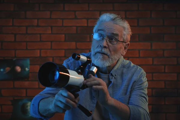 Homme Âgé Utilisant Télescope Pour Regarder Les Étoiles Dans Chambre — Photo
