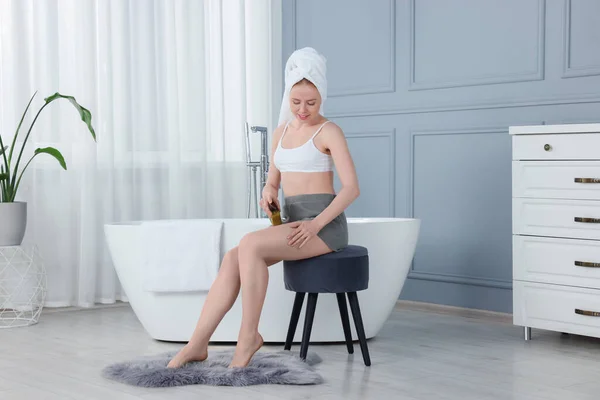 Beautiful Young Woman Applying Oil Leg Bathroom — Stock Photo, Image