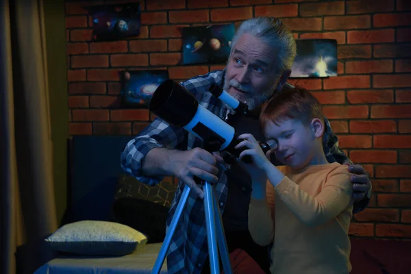 Μικρό Αγόρι Τον Παππού Του Κοιτάζει Αστέρια Μέσα Από Τηλεσκόπιο — Φωτογραφία Αρχείου