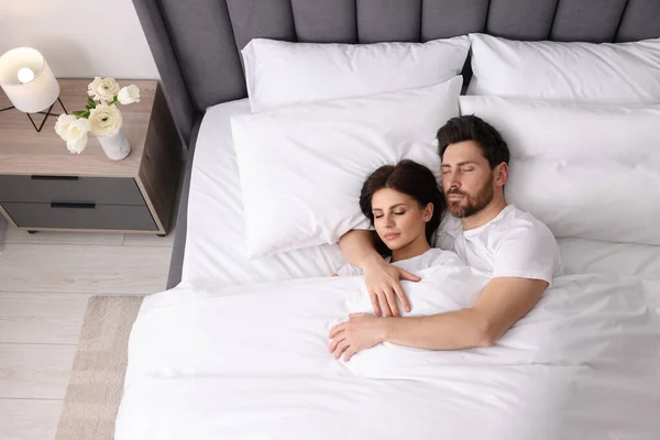 可爱的夫妻在床上睡在一起 尽收眼底 — 图库照片
