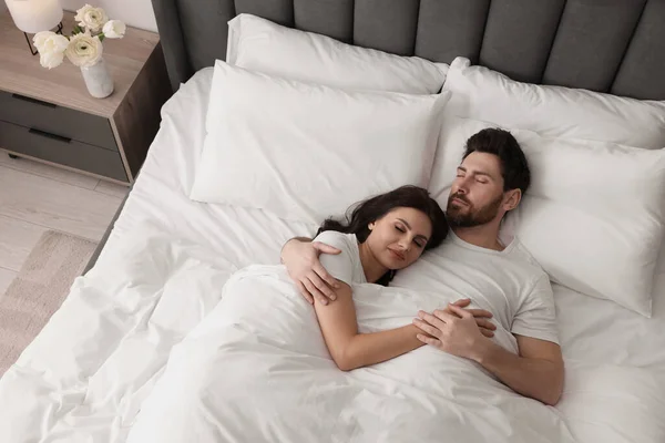 可爱的夫妻在床上睡在一起 尽收眼底 — 图库照片