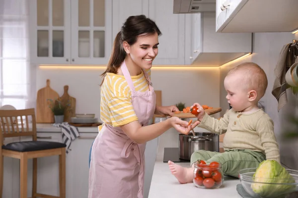 Счастливая Молодая Женщина Своим Милым Ребенком Проводящим Время Вместе Кухне — стоковое фото