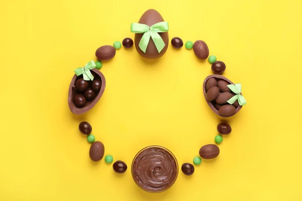 Rahmen Aus Leckeren Schokoladeneiern Mit Hellgrünen Schleifen Paste Und Bonbons — Stockfoto