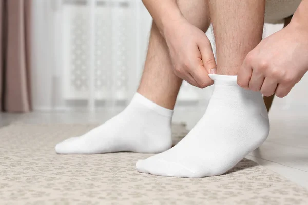 Άντρας Που Βάζει Λευκές Κάλτσες Στο Σπίτι Κοντινό Πλάνο — Φωτογραφία Αρχείου
