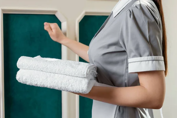 Junges Zimmermädchen Mit Handtüchern Klopft Zimmertür Hotel Nahaufnahme — Stockfoto