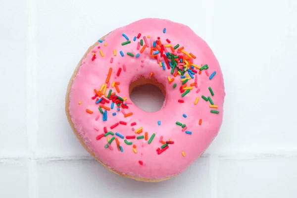 Вкусный Пончик Глазурью Украшенный Красочными Брызгами Белый Стол Крупным Планом — стоковое фото