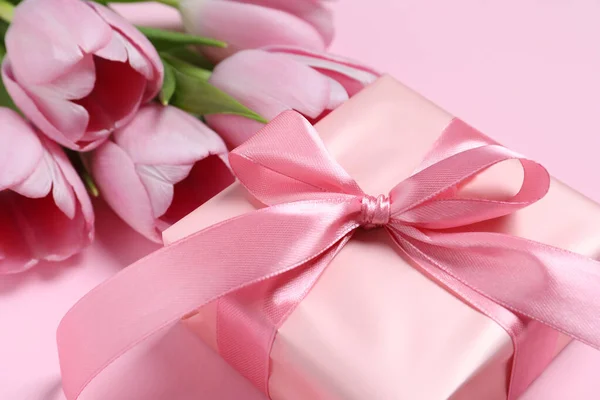 Красива Подарункова Коробка Бантом Тюльпанами Рожевому Фоні Крупним Планом — стокове фото