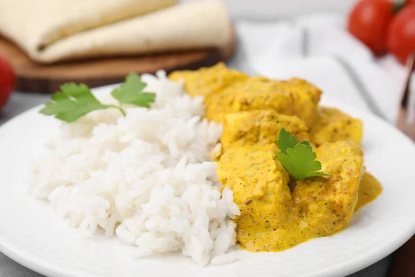Köstlicher Reis Und Huhn Mit Currysoße Auf Teller Nahaufnahme — Stockfoto