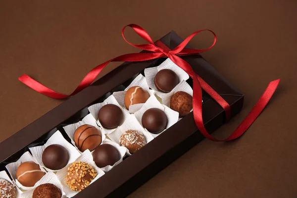 Krabička Lahodnými Čokoládovými Bonbóny Hnědém Stole Detailní Záběr — Stock fotografie