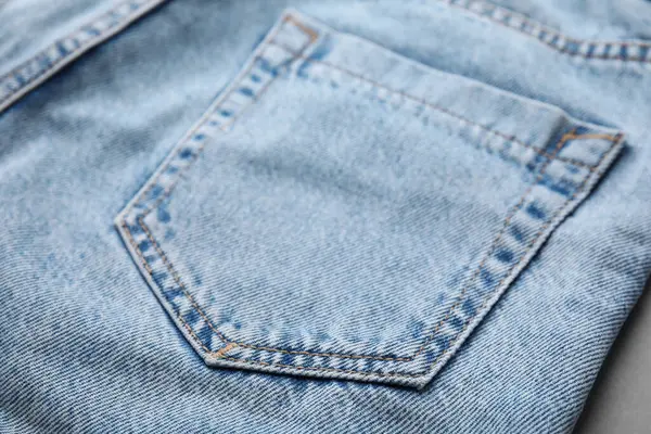 灰色の背景にポケットを持つジーンズ クローズアップ — ストック写真