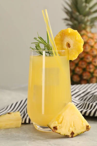 Smaklig Ananas Cocktail Med Rosmarin Och Skivad Frukt Ljusgrå Marmor — Stockfoto