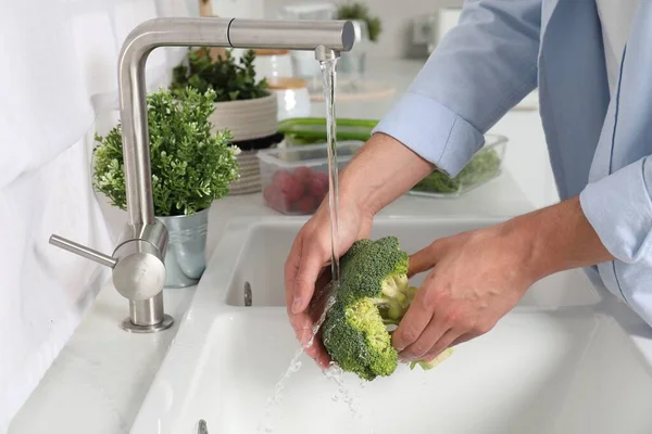 Pria Yang Mencuci Brokoli Segar Dapur Tutup Penyimpanan Makanan — Stok Foto