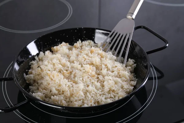 Memasak Nasi Lezat Pada Kompor Induksi Dapur Closeup — Stok Foto