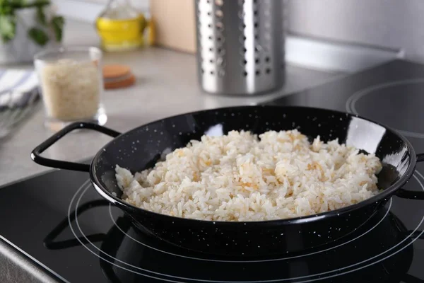 キッチンの誘導ストーブで美味しいお米を調理 クローズアップ — ストック写真