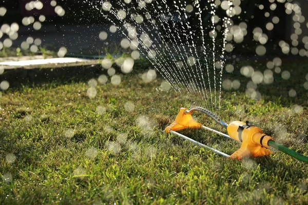 Automatisk Sprinkler Vattning Grönt Gräs Solig Dag Utomhus Bevattningssystem — Stockfoto