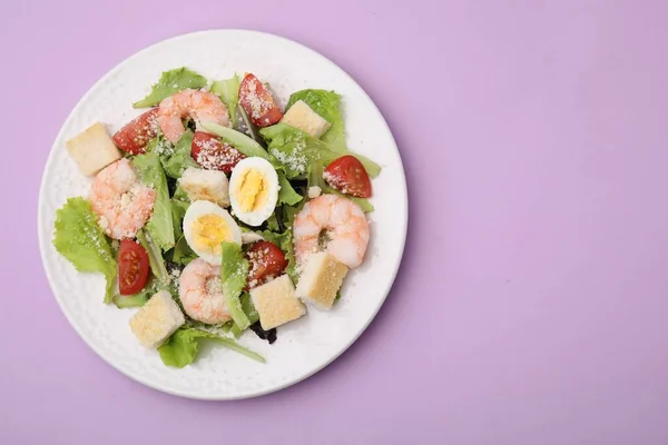 Deliciosa Salada Caesar Com Camarões Fundo Violeta Vista Superior Espaço — Fotografia de Stock