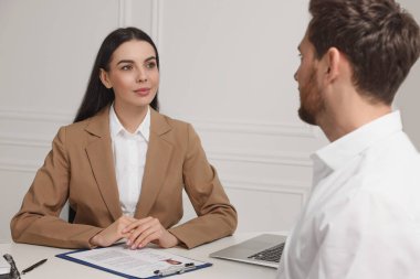 Başvuru sahibi ile iş görüşmesi yapan insan kaynakları yöneticisi