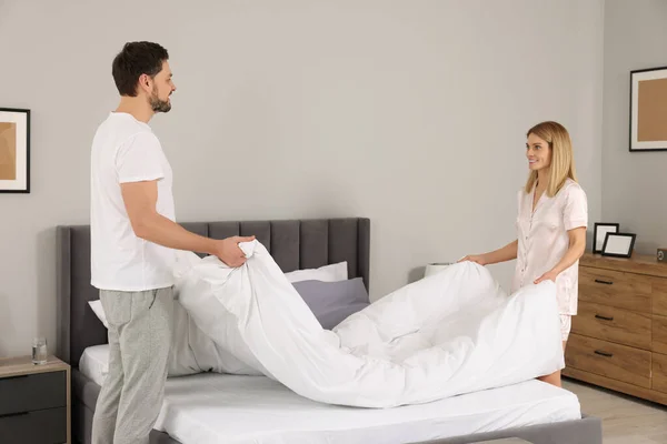 Paar Wechselt Bettwäsche Zimmer Hausarbeit — Stockfoto