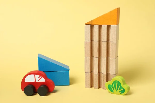 Zestaw Drewnianych Zabawek Żółtym Tle Rozwój Dzieci — Zdjęcie stockowe