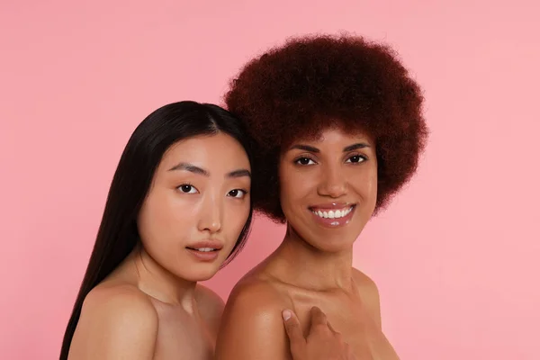 Portret Van Mooie Jonge Vrouwen Roze Achtergrond — Stockfoto