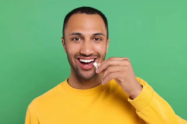 Portrét Šťastného Muže Žvýkačkou Zeleném Pozadí — Stock fotografie