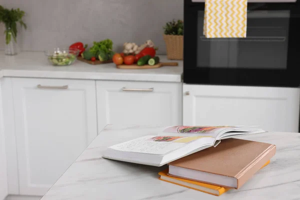 キッチンの白い大理石のテーブルのレシピ本 クローズアップ テキスト用スペース — ストック写真