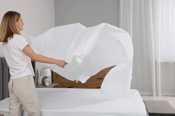 Kvinnan Byter Sängkläder Hemma Plats För Text — Stockfoto