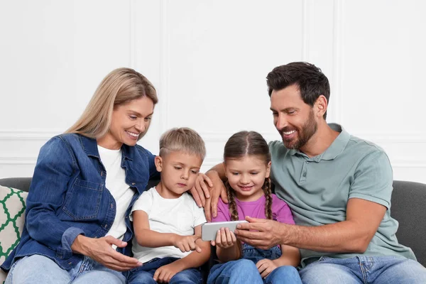 Šťastná Rodina Chytrým Telefonem Tráví Čas Spolu Pohovce Doma — Stock fotografie