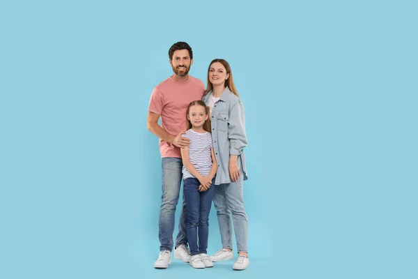 Familia Feliz Juntos Sobre Fondo Azul Claro — Foto de Stock