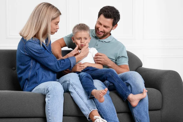 Lycklig Familj Som Har Roligt Tillsammans Soffan Hemma — Stockfoto