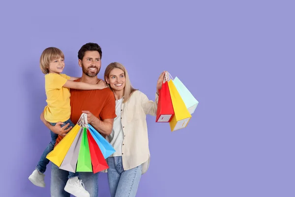 Familieneinkauf Glückliche Eltern Und Sohn Mit Vielen Bunten Taschen Auf — Stockfoto