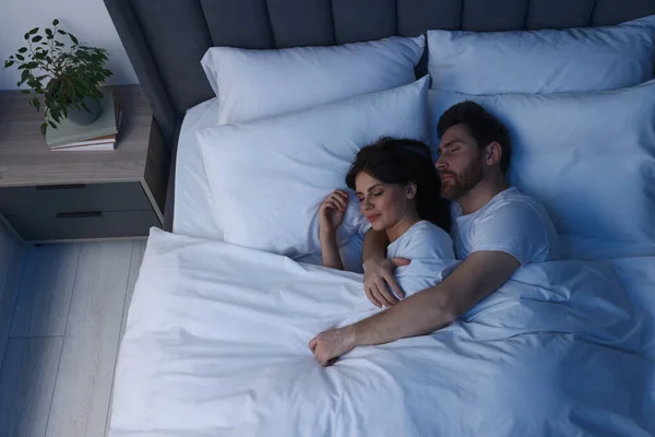 Casal Adorável Dormindo Juntos Cama Noite Vista Superior — Fotografia de Stock