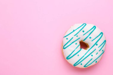 Pembe arka planda lezzetli jöleli donut, üst manzara. Metin için boşluk