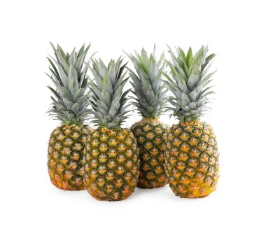Beyaz arka planda birçok lezzetli olgun ananas