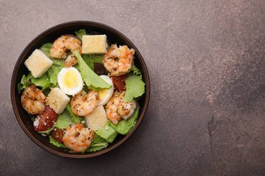 Kahverengi masada karidesli nefis Sezar salatası, üst manzara. Metin için boşluk