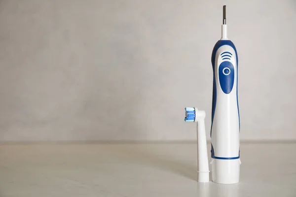 Elektrische Zahnbürste Auf Hellem Hintergrund Platz Für Text — Stockfoto