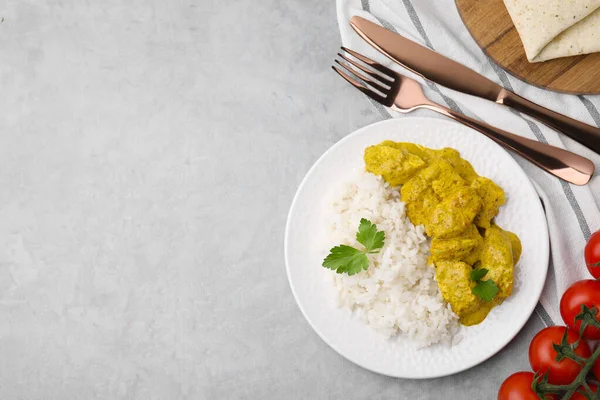 Köstlicher Reis Hühnchen Mit Currysoße Und Tomaten Auf Hellgrauem Tisch — Stockfoto