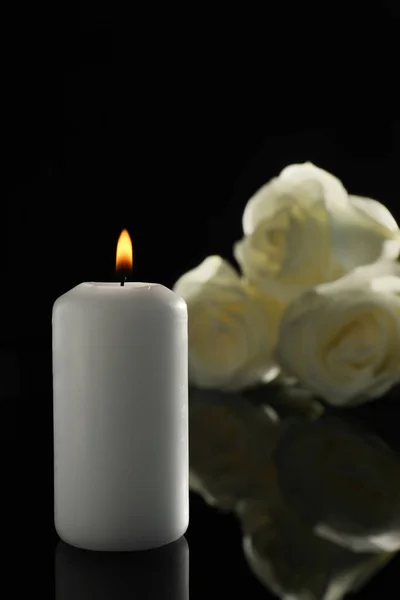 Λευκά Τριαντάφυλλα Και Αναμμένο Κερί Στη Μαύρη Επιφάνεια Του Καθρέφτη — Φωτογραφία Αρχείου