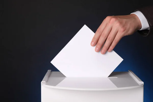 濃い青の背景の投票箱に投票を入れて閉じます テキストのスペース — ストック写真