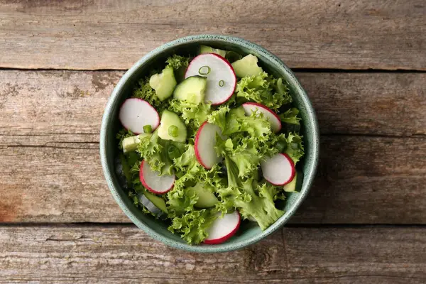 Tahta masada turplu, marullu ve salatalıklı nefis salata.