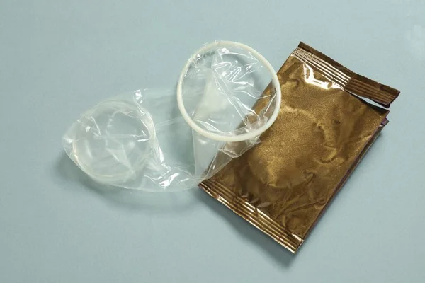 Ovalsad Kvinnlig Kondom Och Trasiga Paket Ljusblå Bakgrund Ovan Säkert — Stockfoto