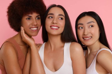 Pembe arka planda güzel genç kadınların portresi