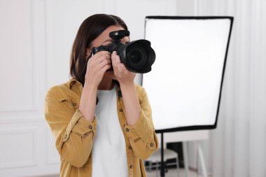Modern fotoğraf stüdyosunda fotoğraf çeken profesyonel fotoğrafçı.