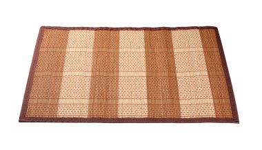 Bambu beyaz zemin üzerine yapılan suşi mat