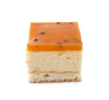 Beyaz arka planda reçelli cheesecake.