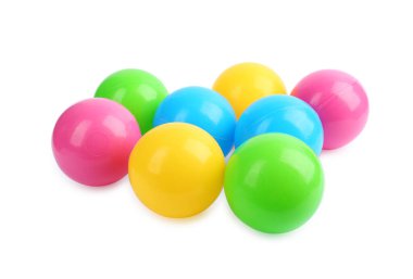 Birçok renkli top beyaza izole edilmiş. Çocuk oyuncakları